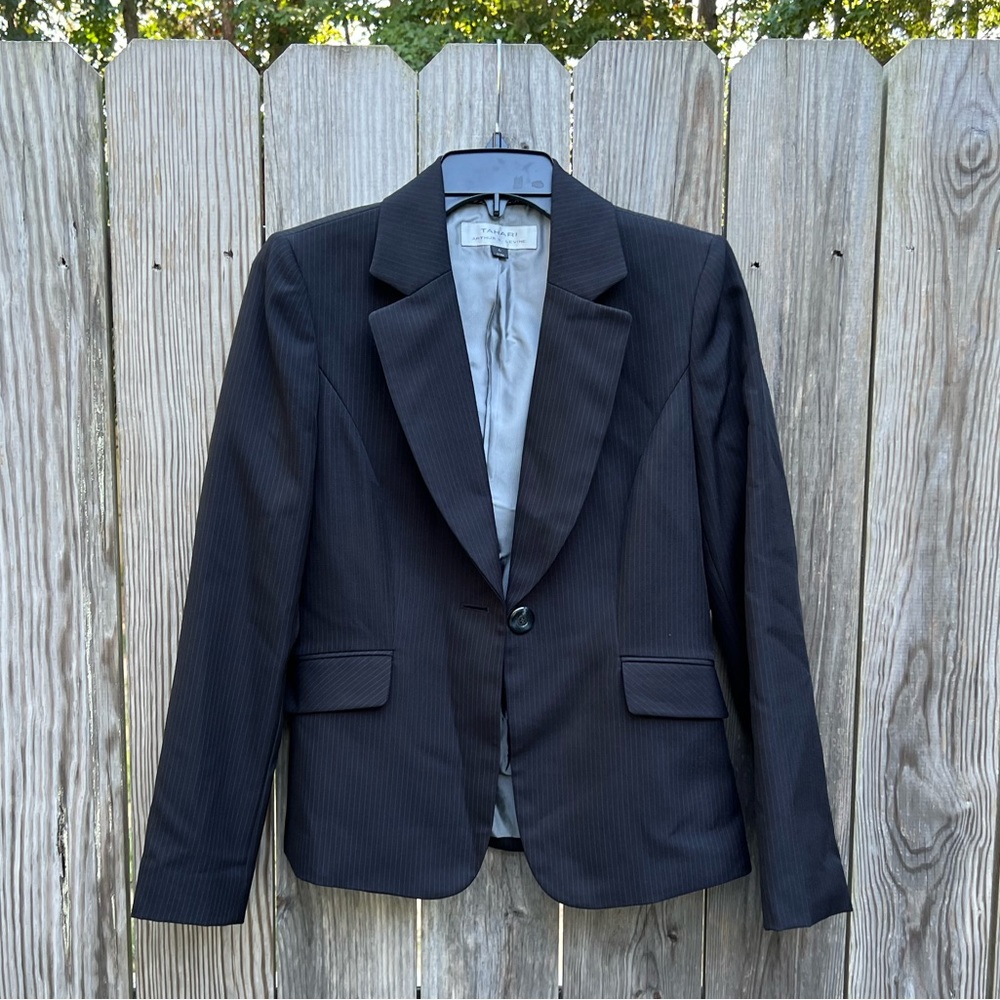 TAHARI Black Pin Stripe Blazer Jacket with pockets Women’s 4